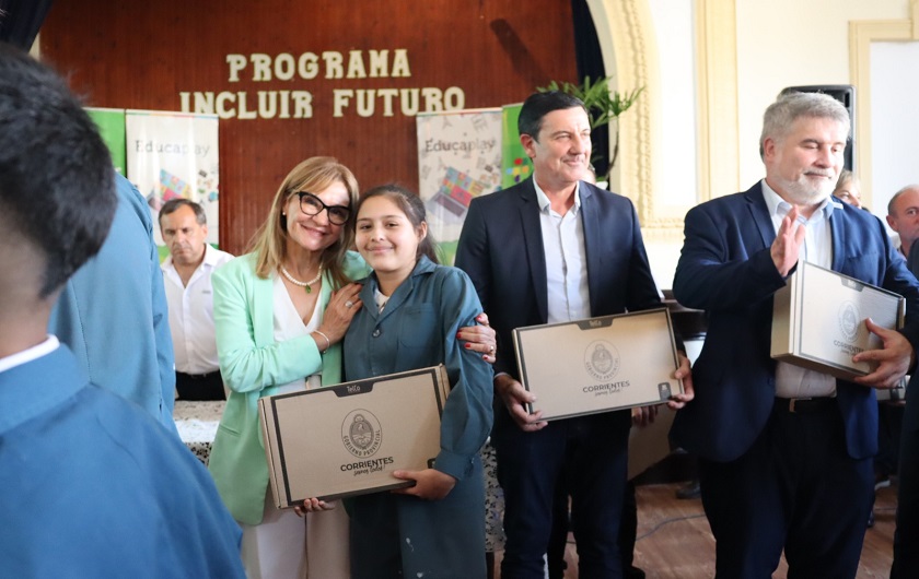 Ministra Práxedes López con alumna y su nueva notebook
