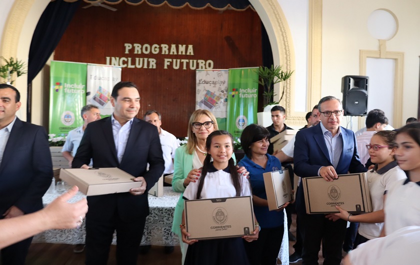 Ministra Práxedes López con alumna y su nueva notebook