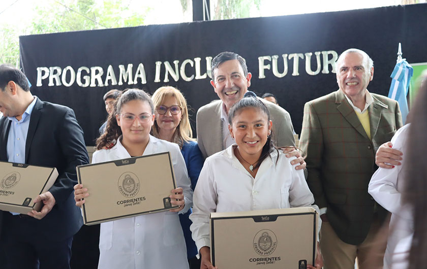 Ministra Práxedes López y alumnaa en Acto de entrega de notebooks