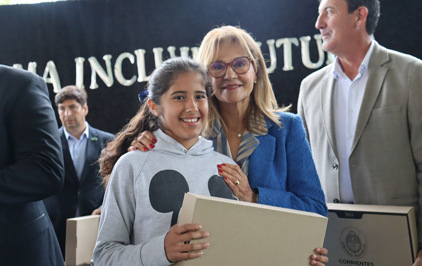 Ministra Práxedes López y alumna en Acto de entrega de notebooks