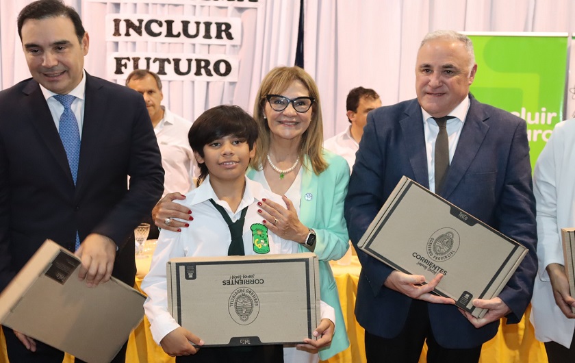 Ministra Práxedes López con alumno y su nueva notebook
