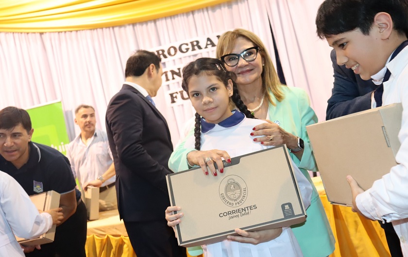 Ministra Práxedes López con alumna y su nueva notebook