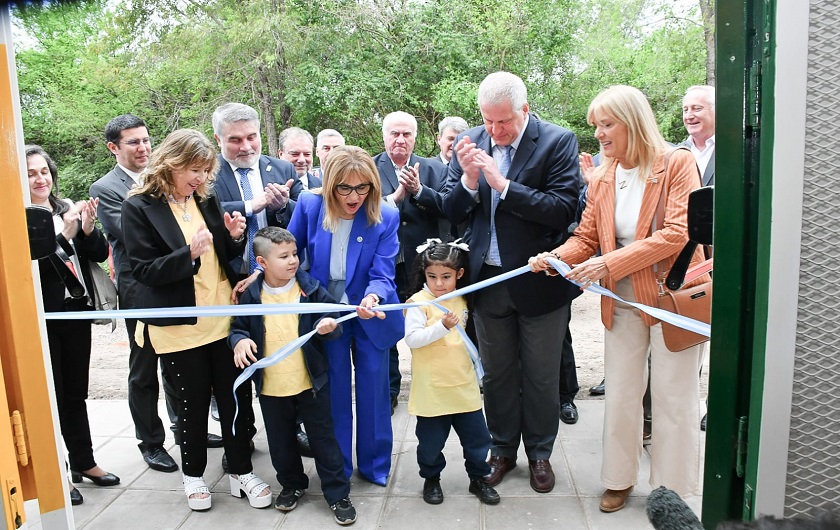 corte de cinta en inauguración de jardín