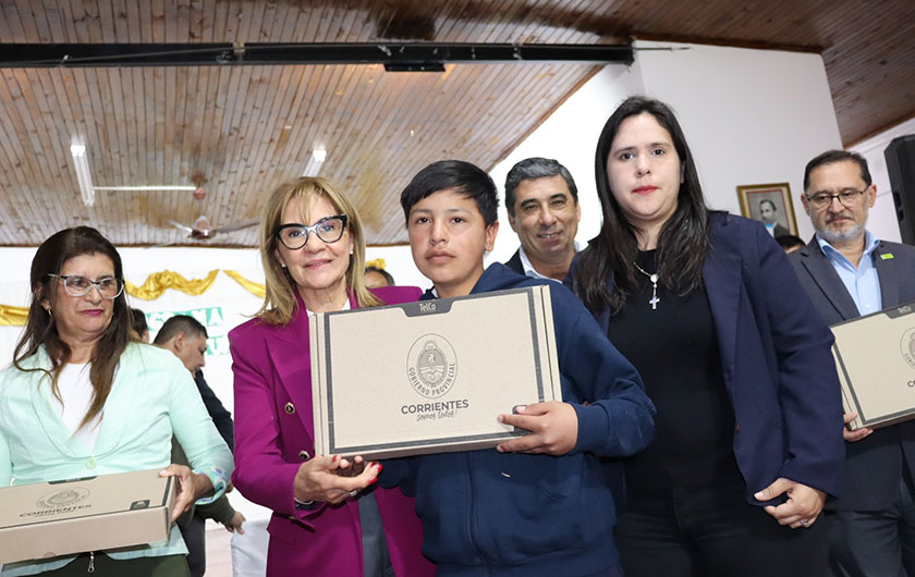 Ministra de Educación y alumnos con sus notebooks