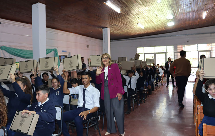 Ministra de Educación y alumnos con sus notebooks