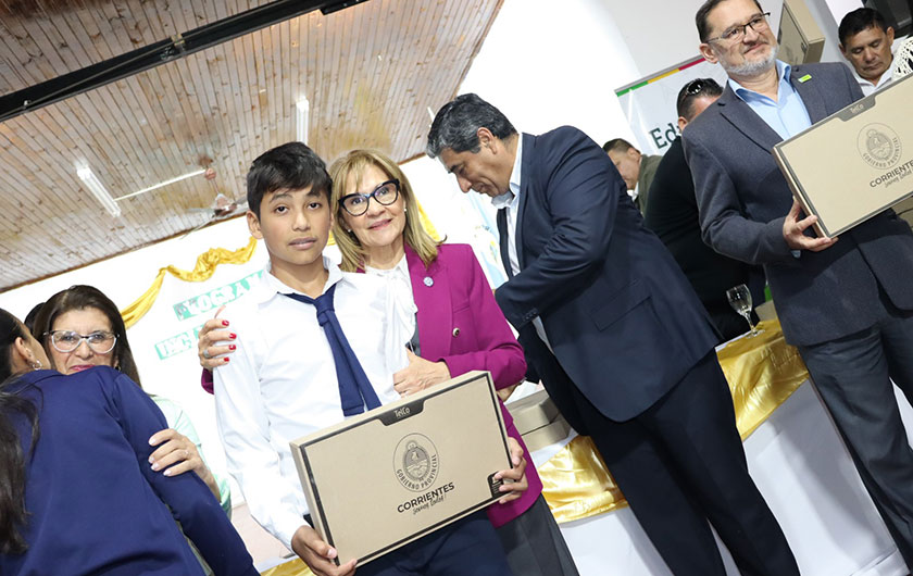 Ministra de Educación y alumnos con sus notebooks