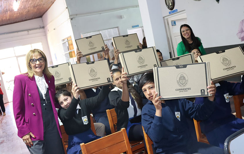 Ministra de Educación y alumnos con sus notebooks