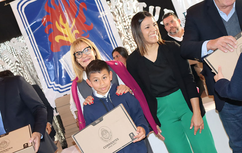Ministra de Educación y alumnos con sus notebooks