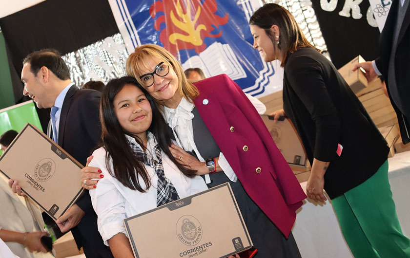 Ministra de Educación y alumnos con sus notebooks