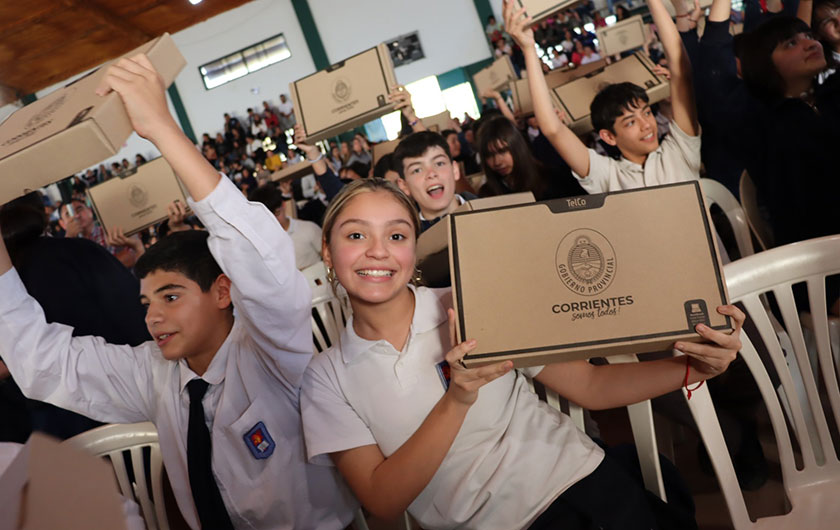 alumnos con sus notebooks