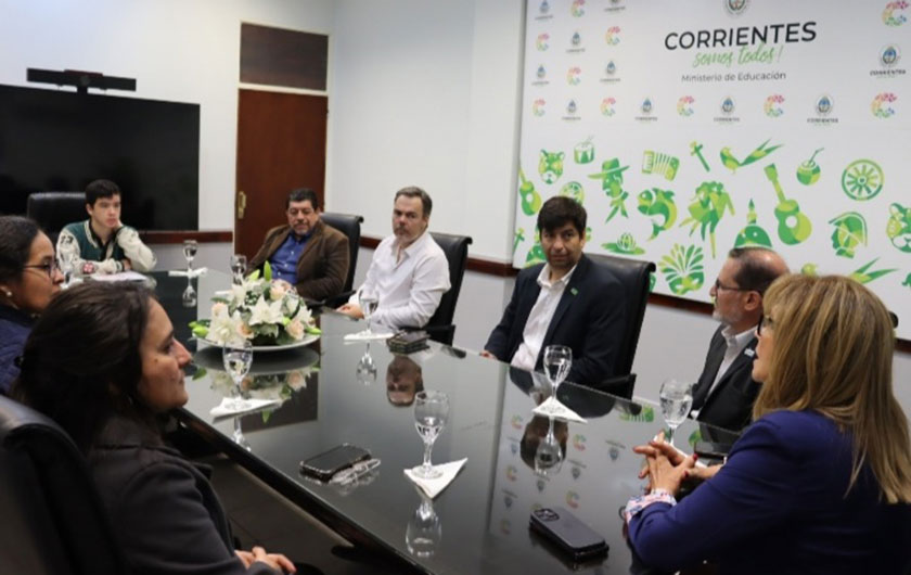 encuentro entre alumnos que viajan a Ecuador y autoridades del Ministerio de Educación