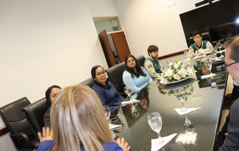 encuentro entre alumnos que viajan a Ecuador y autoridades del Ministerio de Educación