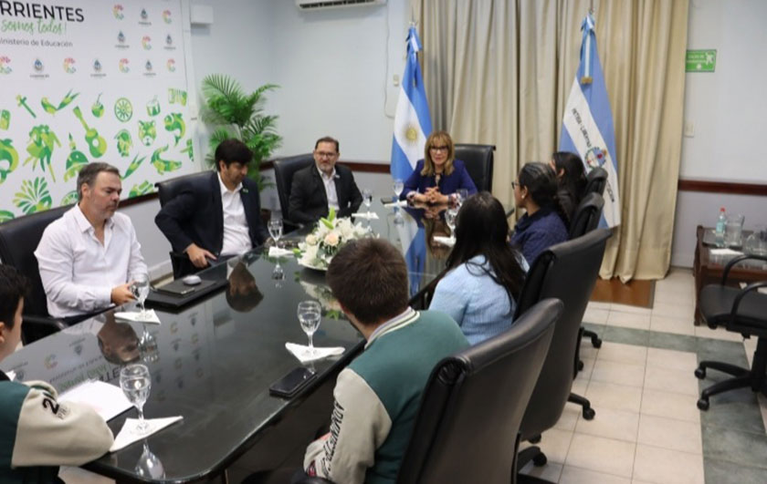 encuentro entre alumnos que viajan a Ecuador y autoridades del Ministerio de Educación