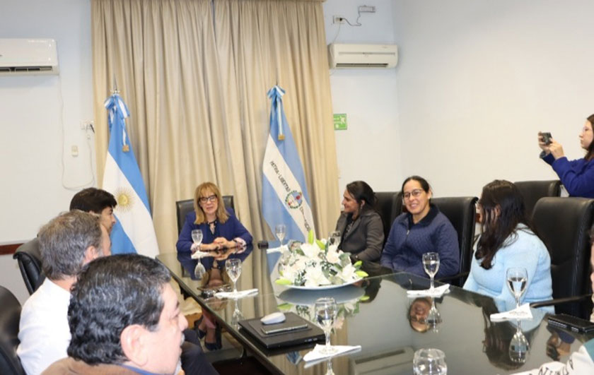 encuentro entre alumnos que viajan a Ecuador y autoridades del Ministerio de Educación