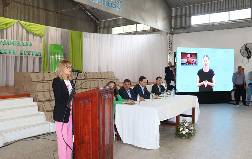 entrega de notebook, Ministra hablando