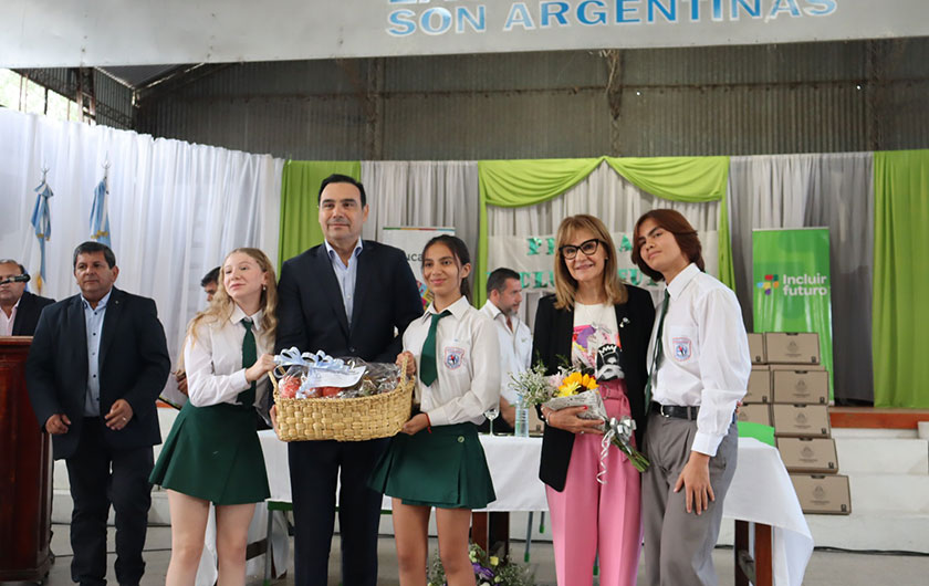 Ministra de Educación y Gobernador Valdés con alumnos