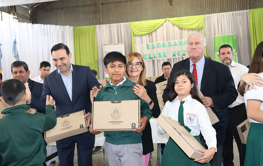 Ministra Práxedes López entregando notebook a alumno