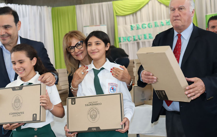 Ministra Práxedes López entregando notebook a alumna