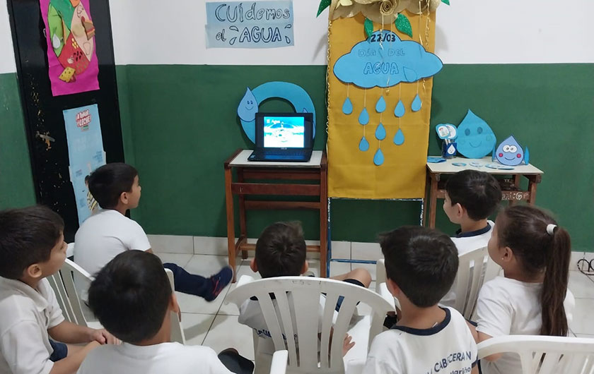 niños mirando un video