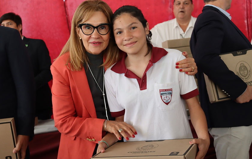 ministra y alumna con nueva notebook