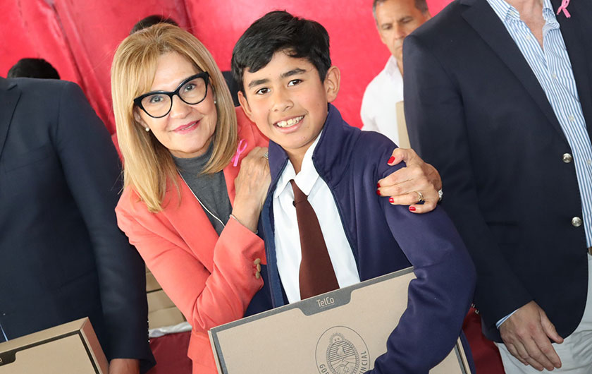 ministra y alumno con nueva notebook