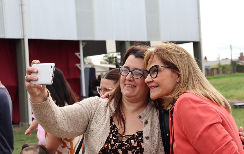 ministra tomandose una selfie