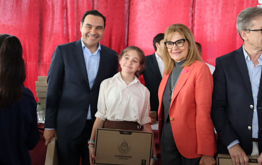 ministra y gobernador con alumna