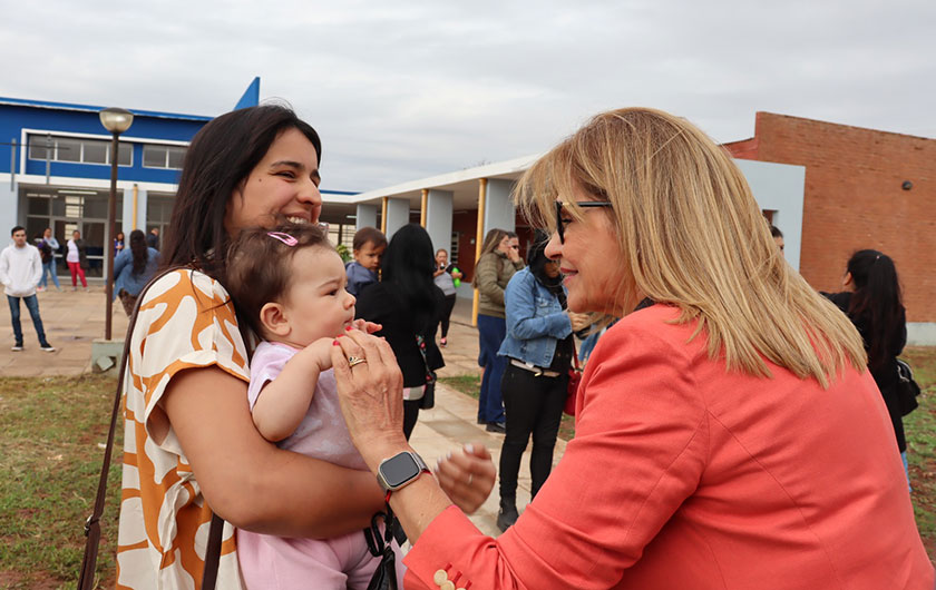 ministra saludando