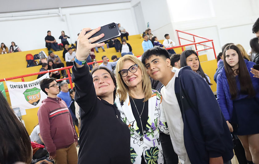 Práxedes López con alumnos tomándose una selfie