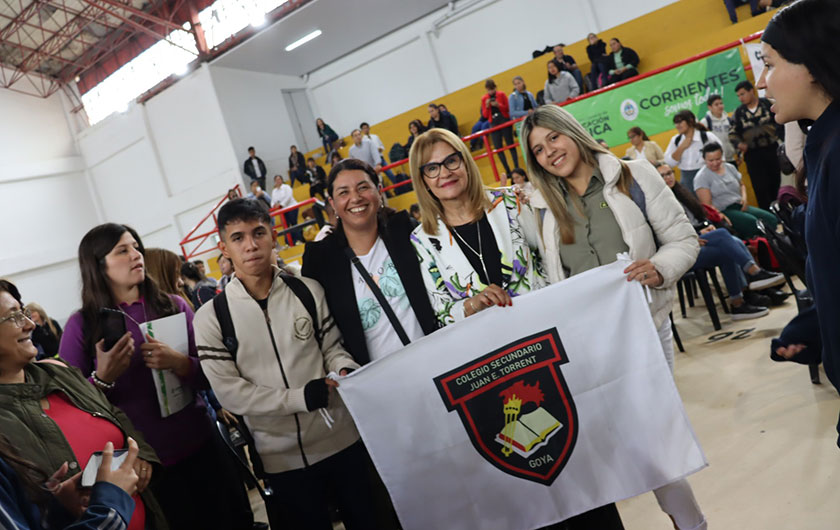 Práxedes López con alumnos y bandera