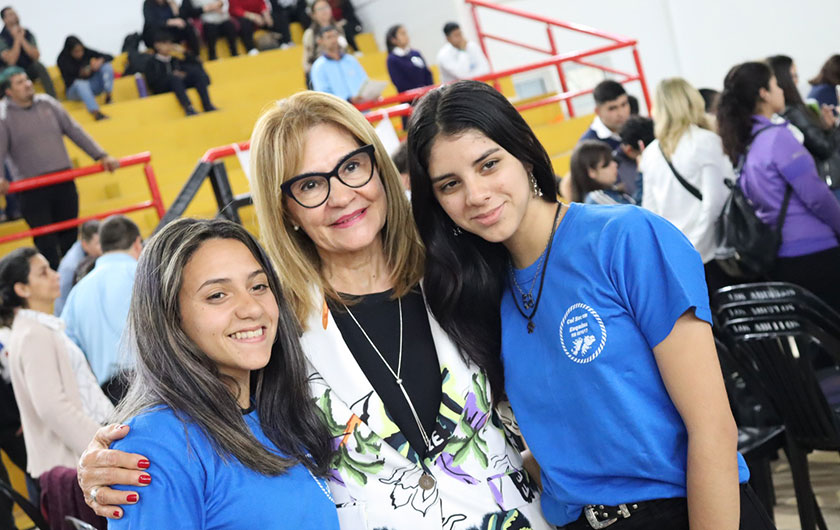 Práxedes López con alumnas